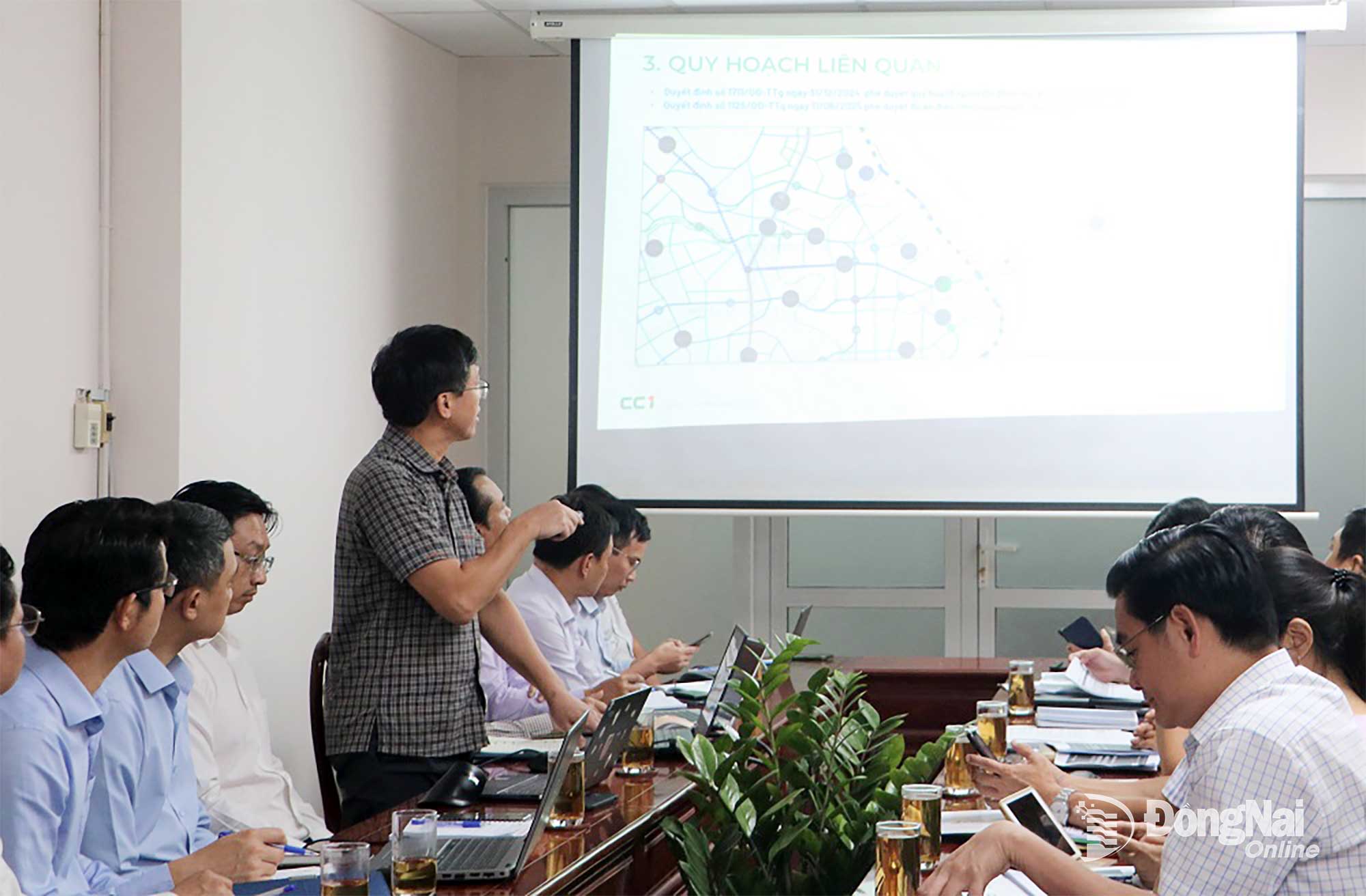 Đại diện đơn vị tư vấn trình bày phương án đề xuất Dự án cầu Long Hưng