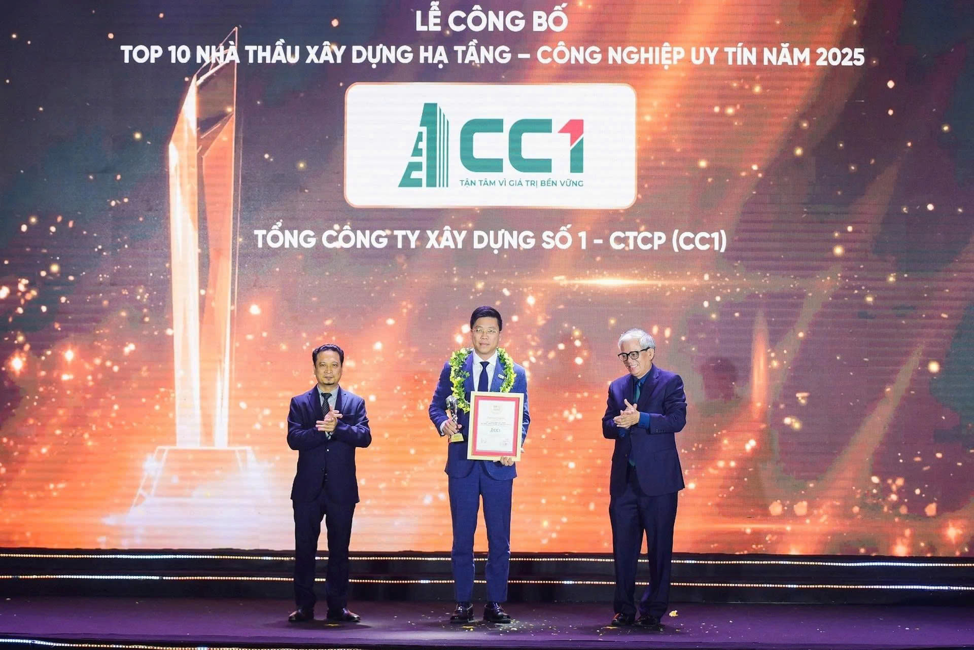 Ông Lê Bảo Anh – Tổng giám đốc CC1 đón nhận cúp và giấy chứng nhận Dẫn đầu Top 10 Nhà thầu xây dựng hạ tầng-công nghiệp uy tín năm 2025.